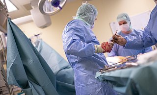 Erste Kliniken bauen aufgrund der Einnahmeverluste Arztstellen ab. - picture alliance