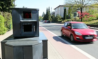 Seit Montag sieht Blitzer „Guntram" nicht mehr fabrikneu aus. Unbekannte haben den neuesten Blitzer der Stadt nach nur einem Tag an der Wertherstraße mit Farbe besprüht. - Wolfgang Rudolf