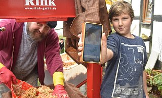 Felix (rechts) und Heino Rinne, Autor bei „Extertal digital“, pressen Most und posten dies über „DorfFunk“. - Stephanie Terschüren