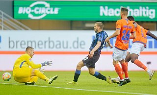 Robert Leipertz setzt sich durch und erzielt das frühe 1:0 für den SC Paderborn. - Besim Mazhiqi