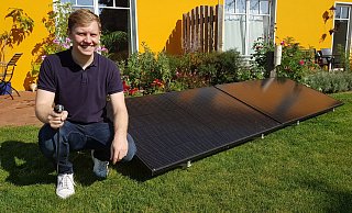 Lukas Hoffmeier hat im August 2020 seinen Job gekündigt und vertreibt seitdem gemeinsam mit seinem Bruder und einem weiteren Geschäftspartner Mini-Solaranlage für Balkon und Garten. - Uwe Pollmeier