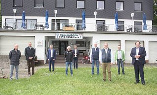 Begutachteten das Ergebnis der Arbeiten am Bootshaus: Hubertus Grimm (v. l.), Matthias Goeken, Christian Haase, Reiner Stuhldreyer, Michael Stickeln, Udo Katzenberger, David Lüdeke, Burkhard Dubberke und Ralf Göllner. - Torsten Wegener