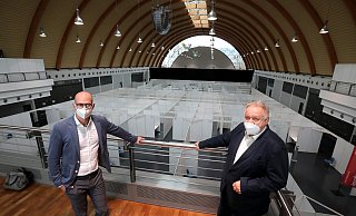 Ingo Nürnberger und Theodor Windhorst sind um ihre Jobs derzeit nicht zu beneiden. In der Ausstellungshalle der Stadthalle könnte deutlich mehr geimpft werden. Doch es fehlt an Impfstoff. Wie kann die Impfung beschleunigt werden? - Wolfgang Rudolf