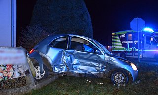 Das Auto war nach dem Unfall deutlich zerbeult. - Polizei Herford
