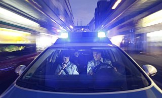 Die Polizei eilte zur Eisenbahnstraße, wo sie den fremden Mann noch am Steuer antraf. Den Wagen hatte er zuvor gestohlen. - Jochen Tack