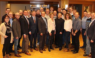 Die CDU Steinheim startet mit diesem Team um den amtierenden Bürgermeister Carsten Torke (6. v.l.) in die Kommunalwahl 2020. - CDU Steinheim