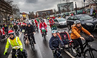 So erlebten viele Fußgänger und Autofahrer die Demo am Samstag. Bunt, humorvoll, weihnachtlich. - M.-D. Müller