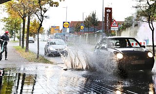 Riesenpfütze an der Stadtheider Straße. - Sarah Jonek
