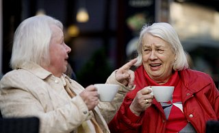 Ein Kaffee an der frischen Luft: So unbeschwert wie auf unserem Archivbild bei diesen beiden Damen in einem Café an der Eschstraße geht es gerade nicht zu. - Gerald Dunkel