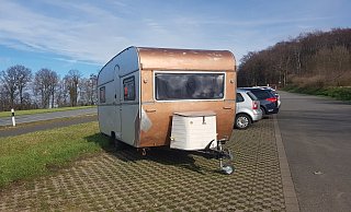 Verlassen stand der Wohnwagen in Ascheloh auf dem Wanderparkplatz. - Uwe Pollmeier