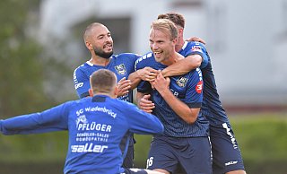 Erfolgserlebnis: Gleich im ersten Pflichtspiel für den SC Wiedenbrück, beim 4:0-Sieg über den SV Rödinghausen, trug sich Hendrik Lohmar per Elfmeter in die Torschützenliste ein. Danach bejubelte er mit den Teamkollegen um Saban Kaptan den Einzug in den DFB-Pokal. - Jens Dünhölter