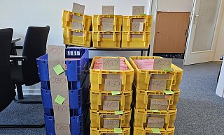 Das Bad Oeynhausener Wahlbüro hat die Briefwahlunterlagen vor dem 8. Februar vorbereitet und die druckfrischen Stimmzettel am Samstagvormittag eingetütet. Am Montag, 10. Februar, sind die Unterlagen verschickt worden. - Volker Müller-Ulrich