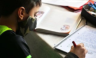 Ein Schüler trägt im Unterricht einen Mund-Nasen-Schutz. - Pixabay