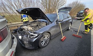 Nach dem klassischen Auffahrunfall auf der B64/83 bei Albaxen gab es zwei Leichtverletzte und Verkehrsbehinderungen. - Thomas Kube