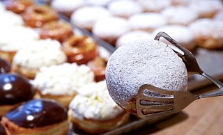 Ein Gebäck mit vielen Namen - und vielen Füllungsvariationen: der Berliner, Pfannkuchen oder Kreppel. - Sven Hoppe/dpa