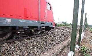 Die Bahn bereitet Lärmschutz für Löhne in Melbergen vor. Unser Foto zeigt den Bau der Schallschutzwand an der Bad Oeynhausener Königstraße. - Ulf Hanke
