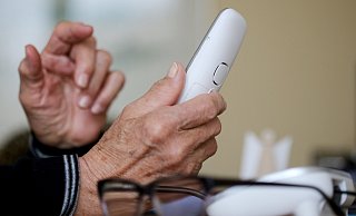 Klaus Krüger kämpft seit Jahren mit EWE, um den Namen im Telefonvertrag seiner verstorbenen Frau zu ändern. - dpa