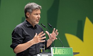 Bundeswirtschaftsminister Robert Habeck spricht sich gegen einen zu starken Fokus auf Wasserstoff beim Heizen aus. - Boris Roessler/dpa