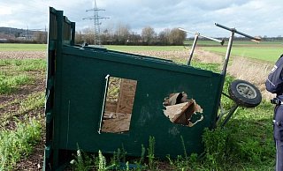 Die Jagdkanzel wurde an den Seitenwänden stark beschädigt. Hier klaffen große Löcher. - Polizei Minden-Lübbecke