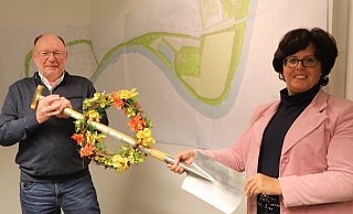 Die Geschäftsführer Heinrich Sperling und Claudia Koch mit dem LGS-Spaten, auf dem sich bereits Landesgartenschauen seit 1984 mit je einer Plakette verewigt haben. - Simone Flörke