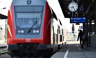 Ein zweijähriges Mädchen ist in Löhneauf dem Bahnsteig zurückgeblieben, während die Mutter im Zug davonfuhr. - picture alliance / ZB (Symbolbild)