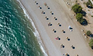 An einem Strand südlich von Athen: Griechenland empfängt bereits seit einigen Wochen wieder Touristen. - Foto: Lefteris Partsalis/XinHua/dpa
