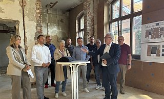 Politikerinnen und Politiker des Kreises Herford nutzen die Möglichkeit einer Baustellenbesichtigung. - Matthias Bungeroth