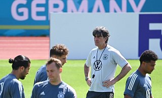 Bundestrainer Joachim Löw wird vor dem Spiel gegen Ungarn bei den erprobten Abläufen bleiben. - Foto: Federico Gambarini/dpa