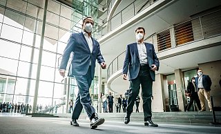 Armin Laschet und Markus Söder haben im Bundestag nach Beratungen mit der Fraktion ihre Bereitschaft zur Kanzlerkandidatur erklärt. - Foto: Michael Kappeler/dpa