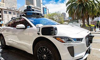 Waymo setzt aktuell umgebaute Elektroautos der britischen Marke Jaguar ein. (Archivbild) - Andrej Sokolow/dpa