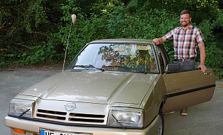 Ganze drei Jahre hat Alexander Hollmann auf den Erwerb seines weißgoldmetallicfarbigen Schmuckstücks gewartet. Durch Zufall am Straßenrand in Minden entdeckt hält er bis heute Kontakt zur Vorbesitzerin, die ihm zwischenzeitig noch einen weiteren Opel überließ. - Jörg Militzer