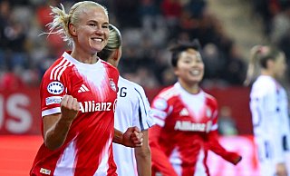 Pernille Harder traf per Kopf zum 1:0 für die Münchnerinnen. - Sven Hoppe/dpa