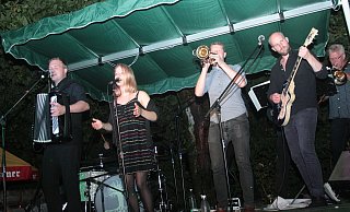 Aus und für Bardüttingdorf: Die Band Von Weiden rund um Henning Kreft und Greta Schwekendiek tritt als Main Act auf und zelebriert das Heimspiel auf dem Dorf. - Alexandra Wilke