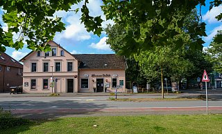 "Es grünt so grün..." Die Hammer Mühle erlebt wohl ihren letzten Sommer. - Foto: Andreas Zobe/NW