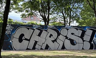 Auf zwei Wänden gegenüber vom "Cutie" in Bielefeld haben Freunde des Lebensretters Chris (26) ein Graffiti-Denkmal gesetzt: „Stabil bleiben, Bruder!“ - Paul Brinkmann