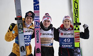 Das Siegerpodium mit (v.l.): Wellinger, Lindvik, Hörl - Hendrik Schmidt/dpa