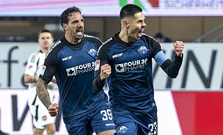 SCP-Kapitän Raphael Obermair (vorne r. ) feiert seinen Elfmetertreffer zum 2:2. Teamkollege Adriano Grimaldi jubelt mit, sieht aber gut 20 Minuten später die Rote Karte. - picture alliance/dpa