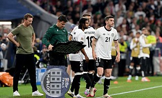 Nächster missglückter Dreifach-Wechsel: Bundestrainer Julian Nagelsmann (l) bringt beim Stand von 1:0 Serge Gnabry, Niclas Füllkrug und Robin Gosens. - Federico Gambarini/dpa