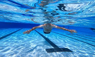 Die Öffnungszeiten des Hallenbades werden im Sommer eingeschränkt. Das Schulschwimmen ist davon aber nicht betroffen. | Symbolbild - dpa