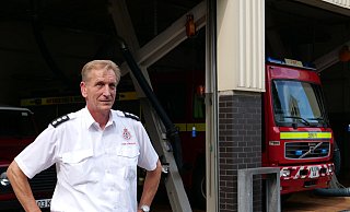 Ralf Husemann leitet die britische Feuerwehr in Sennelager. Im Hintergrund ist eines der beiden englischen Hilfsleitungslöschfahrzeuge zu sehen. - Ralph Meyer