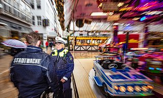 Thorsten Meyer und Monica Giezek übernehmen am Freitagmorgen die erste sichtbare Weihnachtsmarkt-Streife. - Mike-Dennis Müller