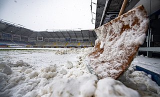 Wie hier in der Paderborner Benteler-Arena sorgt der Wintereinbruch für Spielabsagen und nicht nutzbare Trainingsflächen. - dpa