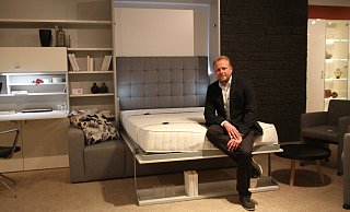 Praktisch und bequem: Daniel Böllhoff, Geschäftsführer von Gebr. Nehl Holzindustrie GmbH & Co. KG, präsentiert eines seiner klappbaren Betten. - Björn Kenter
