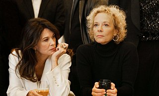 Iris Berben und Katja Riemann in einer Szene der Serie "Call My Agent! Berlin". - Julia Terjung © 2025