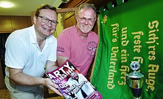 Stolz: Jens-Peter Weise (l.) und Hans-Jürgen Schlingmann präsentieren das vielfältige Programm des Dalbker Schützenfests. - Barbara Franke