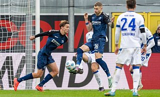 Karlsruhes Marcel Beifus (verdeckt) trifft den Fuß von Paderborns Felix Platte (2. v. l.). Den Strafstoß verwandelt Paderborn dann zum 1:2. - David Inderlied/dpa