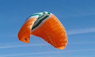 Zu einem schweren Unfall mit einem Gleitschirmflieger ist es am Samstag in Enger gekommen. - Symbolfoto Pixabay