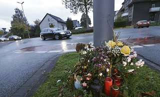 Auf einer Verkehrsinsel wurden im Gedenken an das Unfallopfer Kerzen und Blumen niedergelegt. - Angelina Kuhlmann