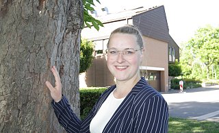 Lea Berndt ist die Bürgermeisterkandidatin der SPD in Borchen. Die 28-Jährige lebt mit ihrem Mann und den drei Kindern in Etteln. - Uwe Müller