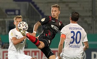 Der ehemalige SCP-Stürmer Philip Tietz (M.) schoss für den Drittligisten SV Wehen Wiesbaden das Siegtor gegen Zweitligist Heidenheim. - picture alliance